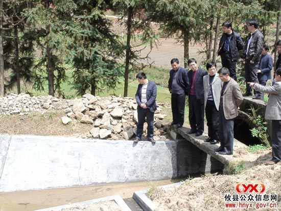 陈可勇副县长督查皮佳如水库灌区改造项目建设情况