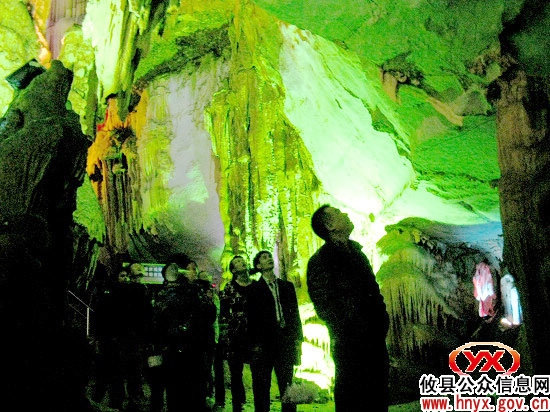 旅游开发战：参加“春暖花开”采风笔会的湖南作家冒雨到白龙洞采风