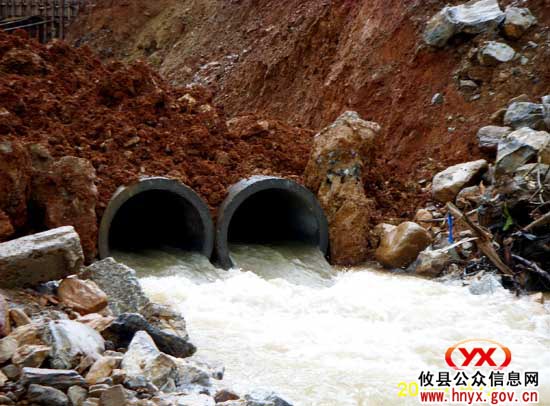 S315鸾山镇段被水毁处正紧急抢修，有望明日通车