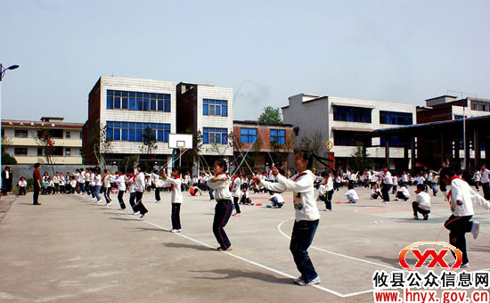 酒埠江镇举行小学生“三爱”演讲比赛暨阳光体育活动
