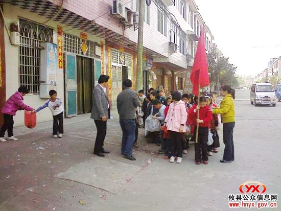 攸县酒埠江镇街巷响起“洁净酒江”口号声