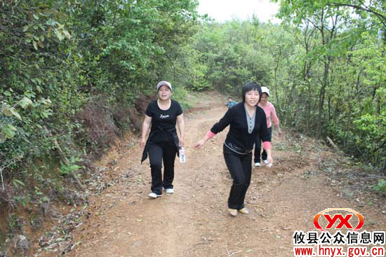 迎“五一”：攸县酒埠江镇中学举行爬紫云峰比赛