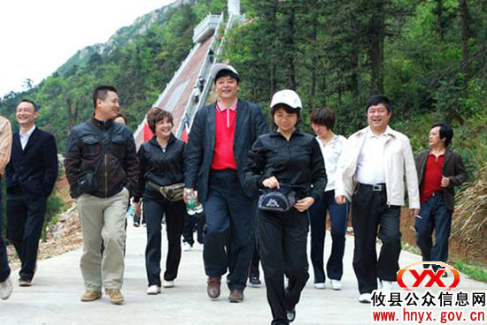 迎“五一”:攸县文体局组织职工登茶陵云阳山