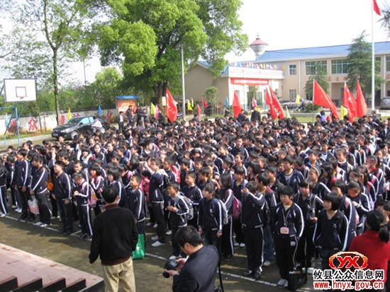 “长鸿”学校463名学生到罗家坪村开展社会实践活动