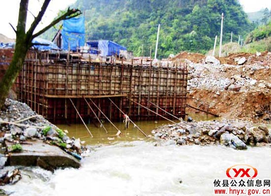 S315鸾山镇段被水毁处正紧急抢修，有望明日通车