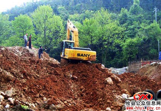 S315鸾山镇段被水毁处正紧急抢修，有望明日通车