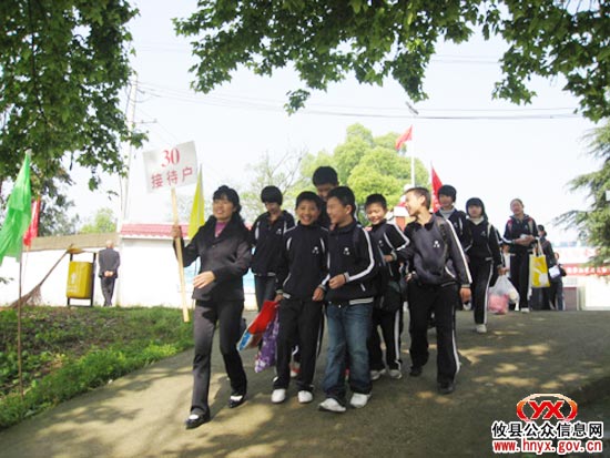 “长鸿”学校463名学生到罗家坪村开展社会实践活动