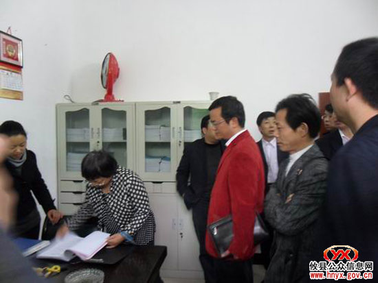 市人大常委会副主任鲁立彬一行到新市镇视察农业科技工作