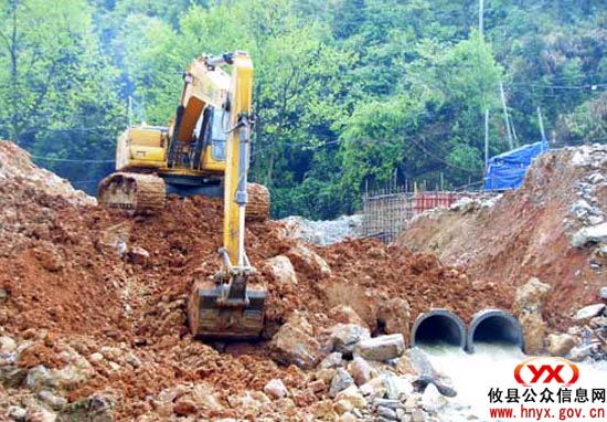 S315鸾山镇段被水毁处正紧急抢修，有望明日通车