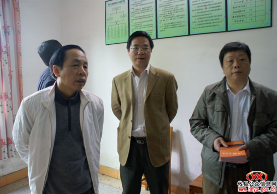 省食品药品监督管理局局长张光荣一行到攸县调研