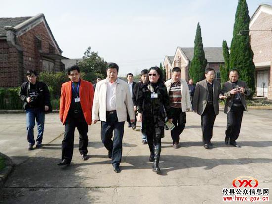 攸县县委书记邝邹飞一行到新市镇进行农业调研