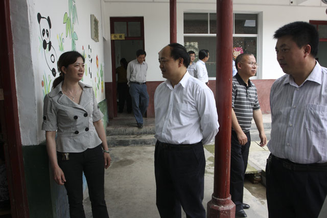 周建光督查校园安全，撑起一片校园安全蓝天