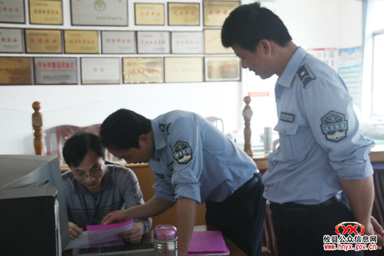 攸县县城新城路“穿衣戴帽”在即城管人员上门宣传