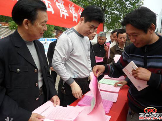 攸县司法局在新市镇开展“送法下乡”活动