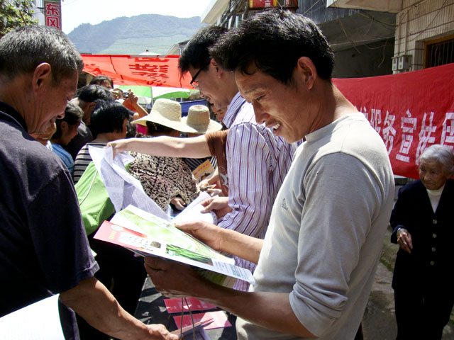 县图书馆到东风开展送书下乡活动