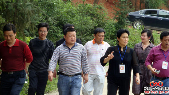 市红十字会会长张丽岩一行到槚山乡察看灾情指导救灾