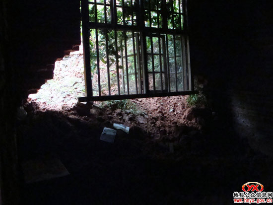 邝邹飞、胡湘之等前往槚山乡察看灾情指导救灾工作