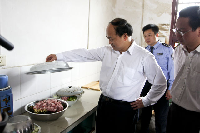 周建光督查校园安全，撑起一片校园安全蓝天