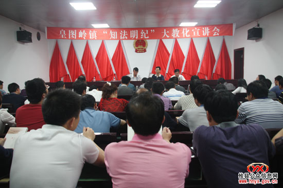夜晚，攸县纪委“知法明纪”宣讲团在皇图岭镇授课