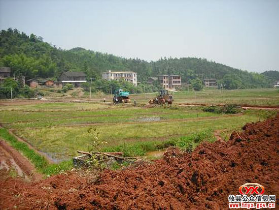 攸县湖南坳乡组织村民进行道路抢修与秧苗抢插