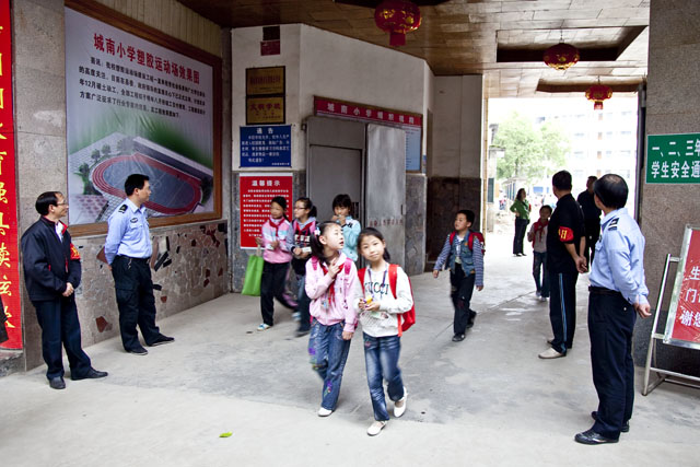 城南小学实行全封闭管理、严把校门入口关