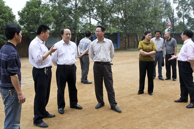 周建光督查校园安全，撑起一片校园安全蓝天