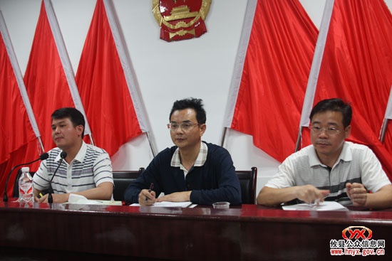 夜晚，攸县纪委“知法明纪”宣讲团在皇图岭镇授课