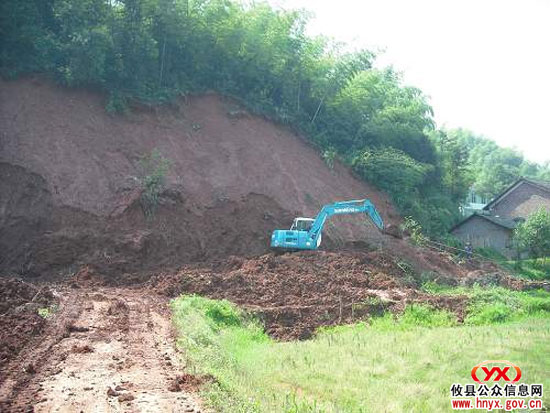 攸县湖南坳乡组织村民进行道路抢修与秧苗抢插