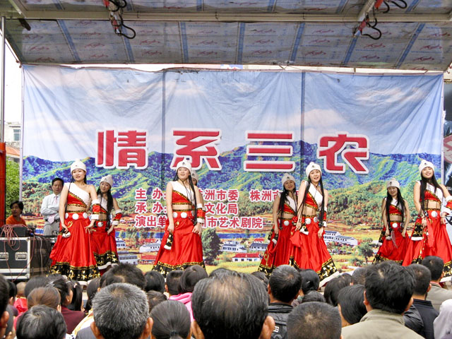 市送戏下乡慰问演出服务队到炎陵霞阳镇