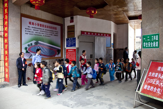 城南小学实行全封闭管理、严把校门入口关