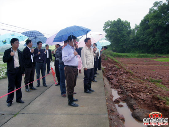 邝邹飞、胡湘之一行察看灾情召开会议部署抗灾救灾