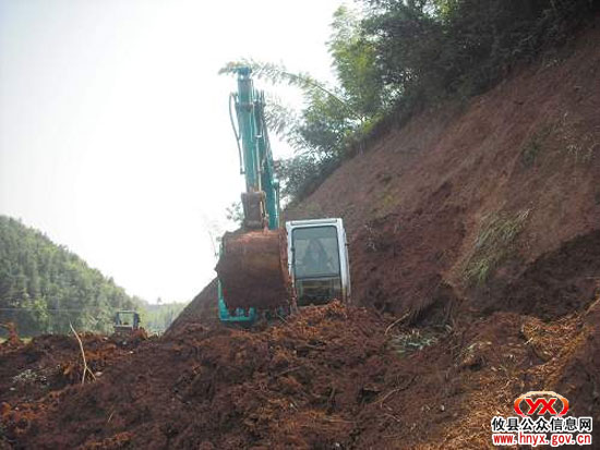 攸县湖南坳乡组织村民进行道路抢修与秧苗抢插