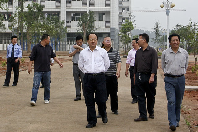 周建光督查校园安全，撑起一片校园安全蓝天