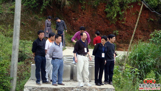 市红十字会会长张丽岩一行到槚山乡察看灾情指导救灾