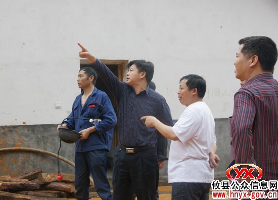 陈运发一行深入攸县东部山区察看煤矿受灾情况