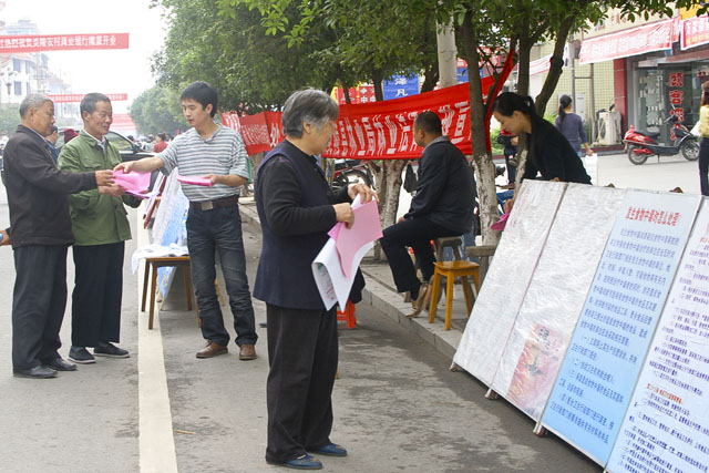 县城炎陵中路举行5.12 防灾减灾大型宣传活动