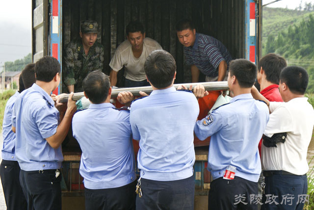 图片新闻：炎陵县干群众志成城抗灾救灾