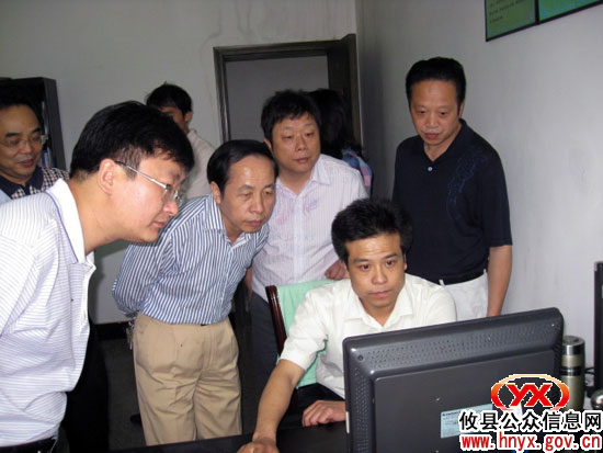 省食品药品监管局长张光荣一行到攸县视察城乡监管一体化建设