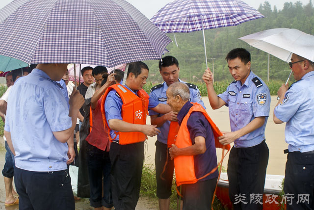 图片新闻：炎陵县干群众志成城抗灾救灾