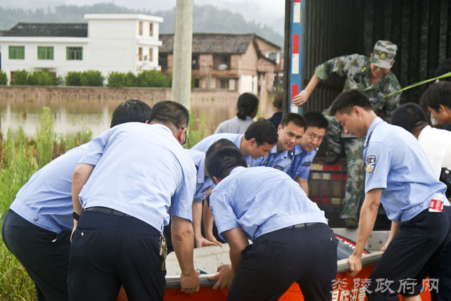 图片新闻：炎陵县干群众志成城抗灾救灾
