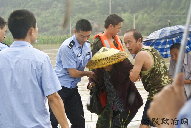 图片新闻：炎陵县干群众志成城抗灾救灾