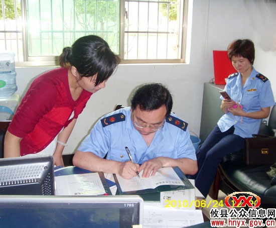 攸县城关工商所积极为企业上门“年检”