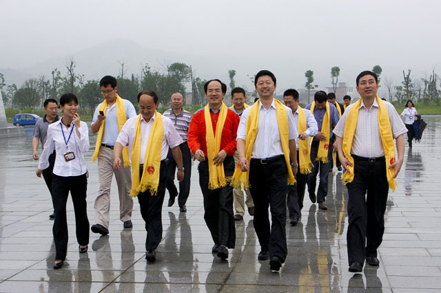 国家财政部综合司副司长申明到炎陵县拜祭炎帝陵