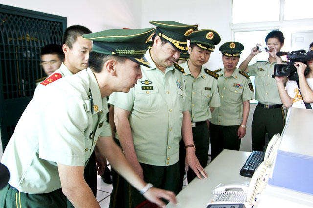 中国人民武装警察部队副司令员何映华一行来炎陵武警中队视察