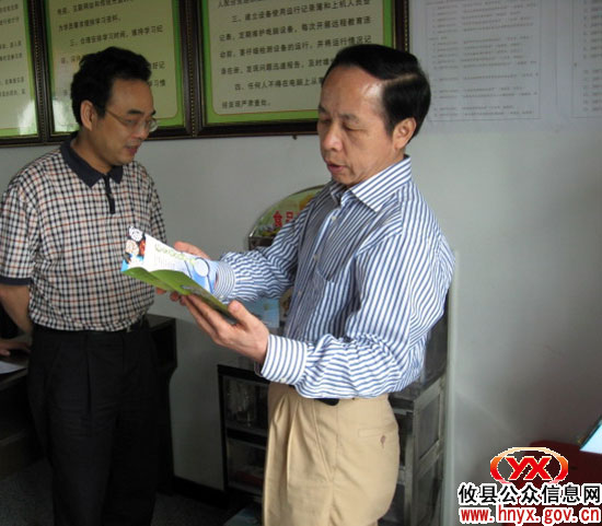 省食品药品监管局长张光荣一行到攸县视察城乡监管一体化建设