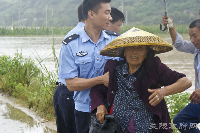 图片新闻：炎陵县干群众志成城抗灾救灾