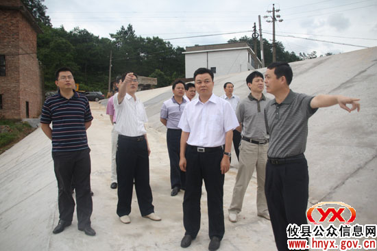 胡湘之一行深入丫江桥、皇图岭镇视察指导防汛工作
