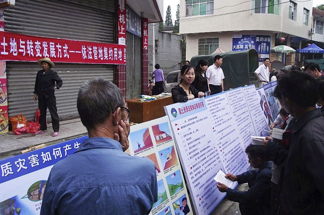 县国土资源局：到鹿原镇开展国土资源知识宣传
