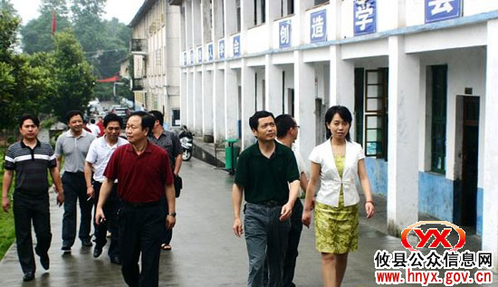 市教育局长钟艳深入攸县鸾山中学看望刘祯