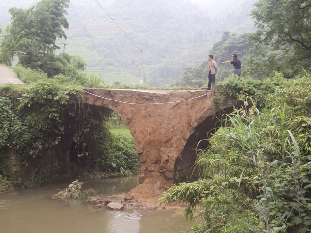 龙溪乡百年古桥遭强降雨摧毁